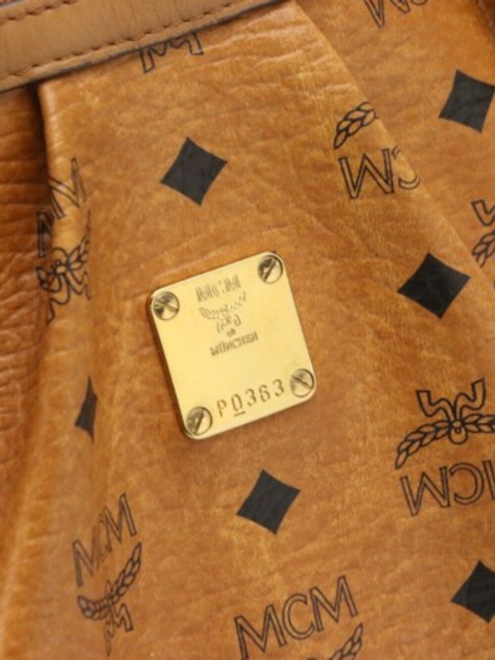 MCM -Pleated-zip-tote-bag-in-Cognac-Visetos-Canvas - Picture 4 of 7